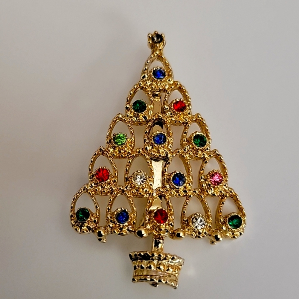 A Christmas Tree Pin. In perfect condition,Beautiful for the Christmas Holidays.